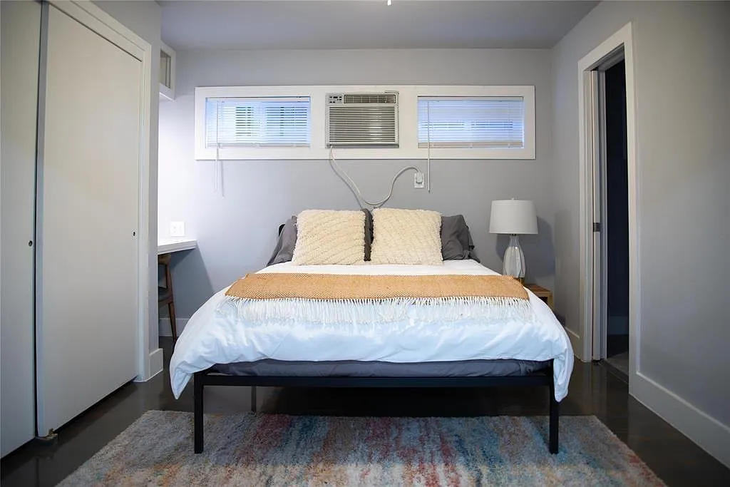 1405 Hyde Park Blvd — Photo 3
