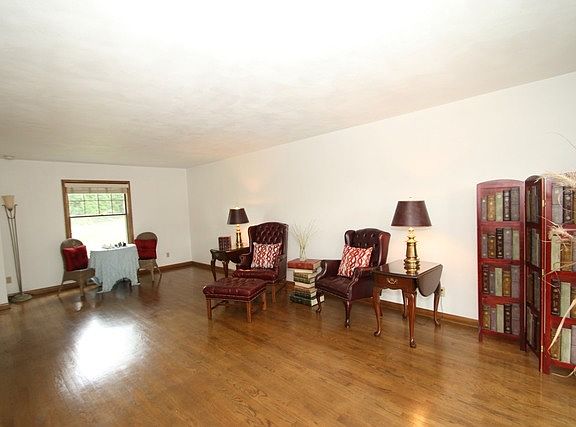4th image of 3703 Thornwood Dr