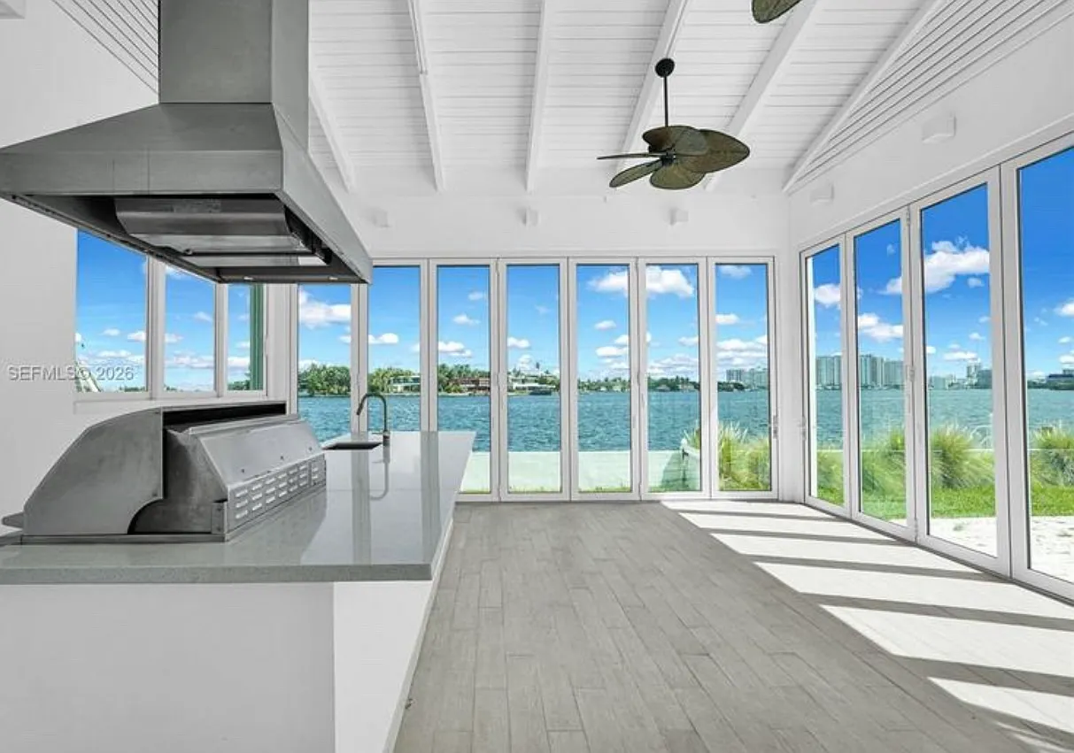 4 bed, 4097 sqft, $40,000 — Photo 3