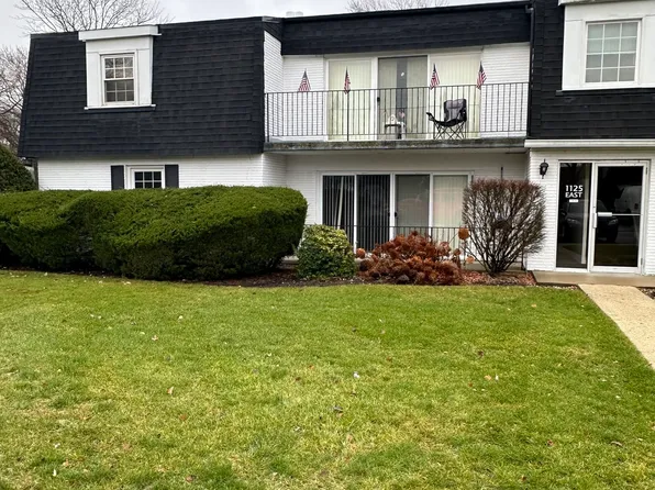 1125 Royal Saint George Dr APT 104, Naperville, IL 60563