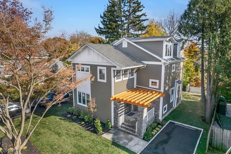 1st image of 17 Parkhurst Pl