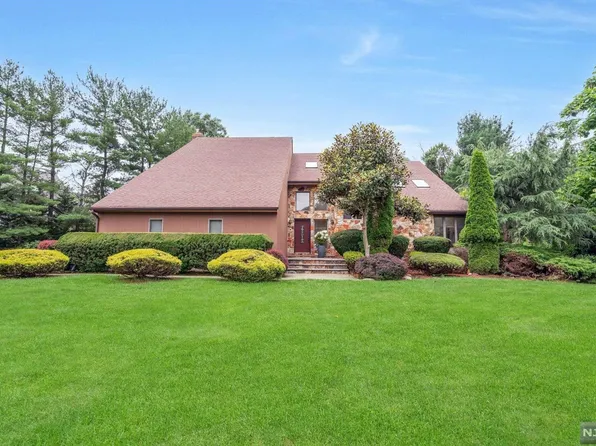 628 Old Mill Rd, Franklin Lakes, NJ 07417