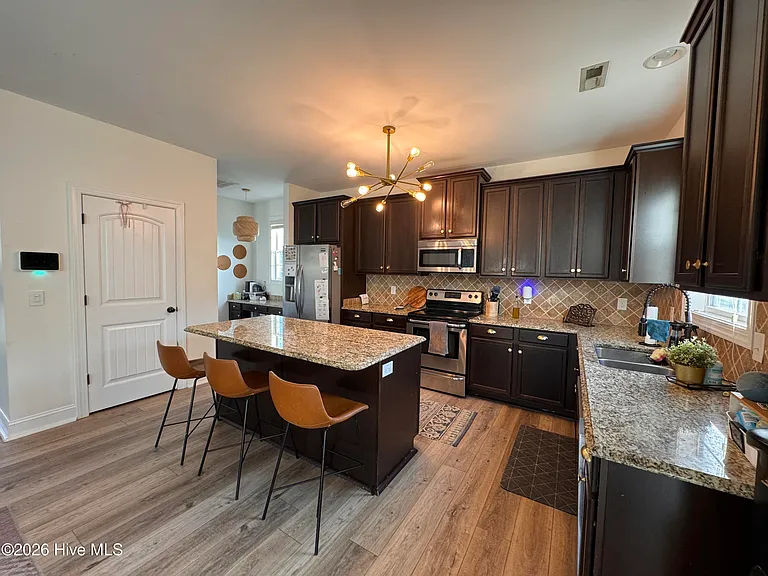 421 Wolfe Ln — Photo 9
