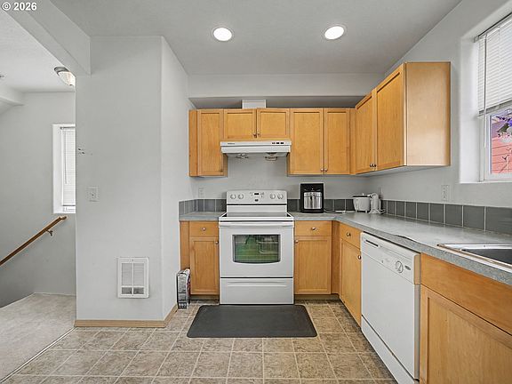 4th image of 3233 SE 122nd Ave APT D