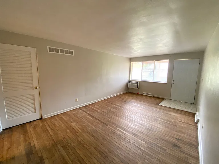 249 E Oak Cliff Court — Photo 2