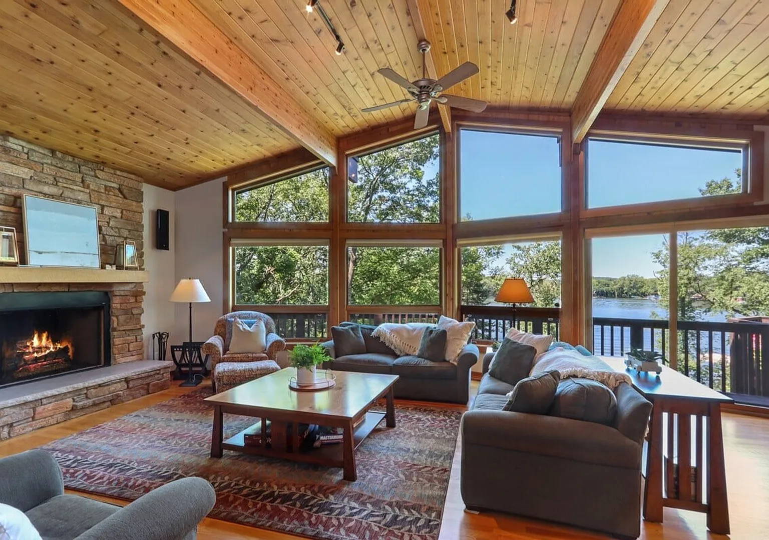 Whitewater Lakefront Furnished Lodge Available for Monthly & Mid-Term Rentals — Photo 4