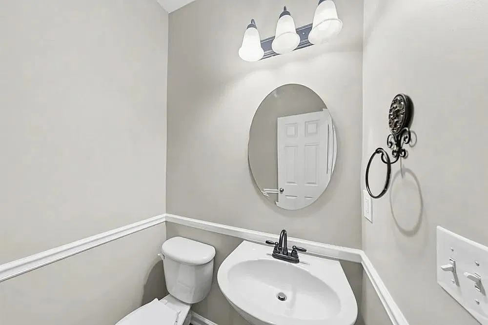 3 bed, 8.0 bath, 2400 sqft, $1,580 — Photo 2