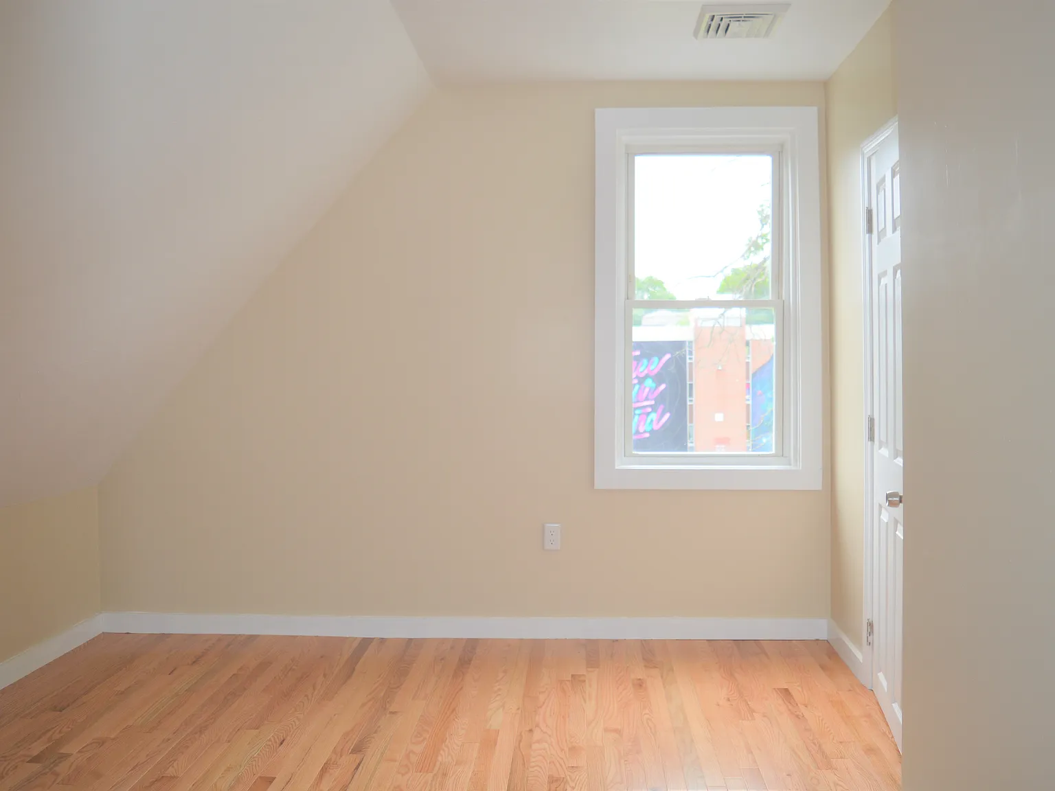 4 bed, 1100 sqft, $3,140 — Photo 4