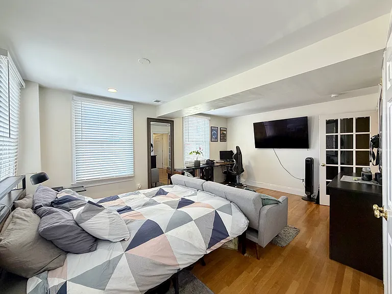 521 E 2nd St #1 — Photo 7