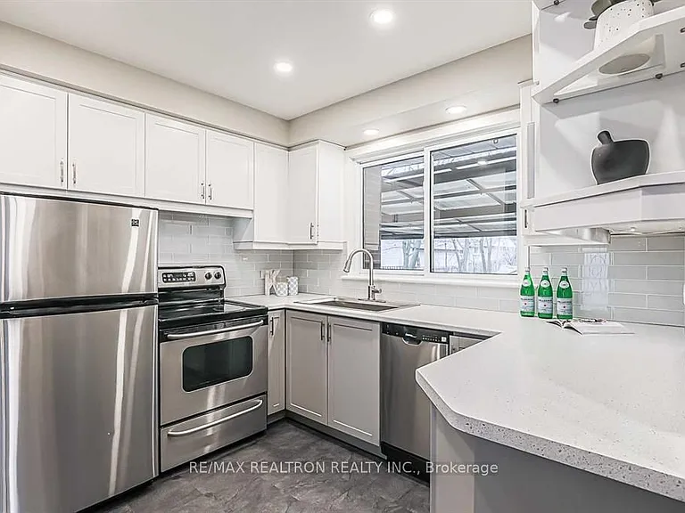 917 Henry St — Photo 12