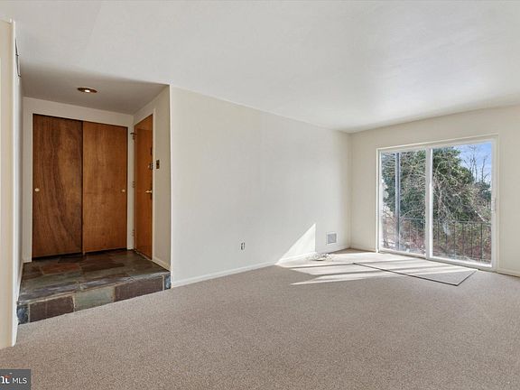 2nd image of 320 Hermit St #2