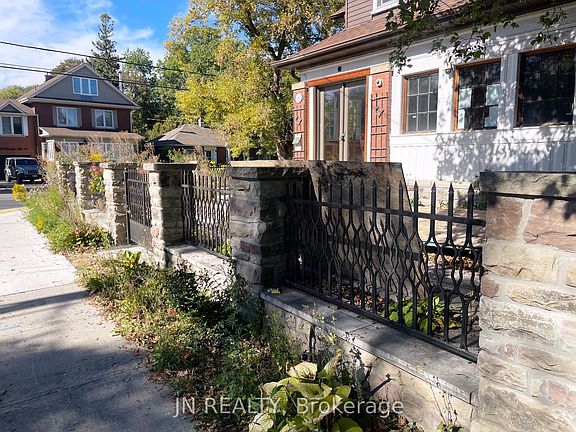 2nd image of 100 Mill St N