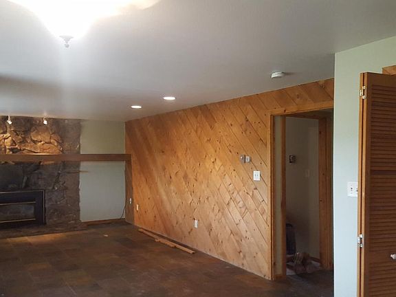 5th image of 2745 Laurel Ln
