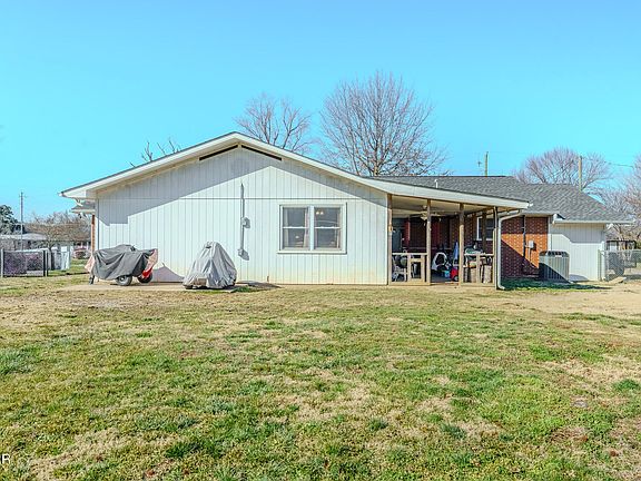 4th image of 215 Valley Dr