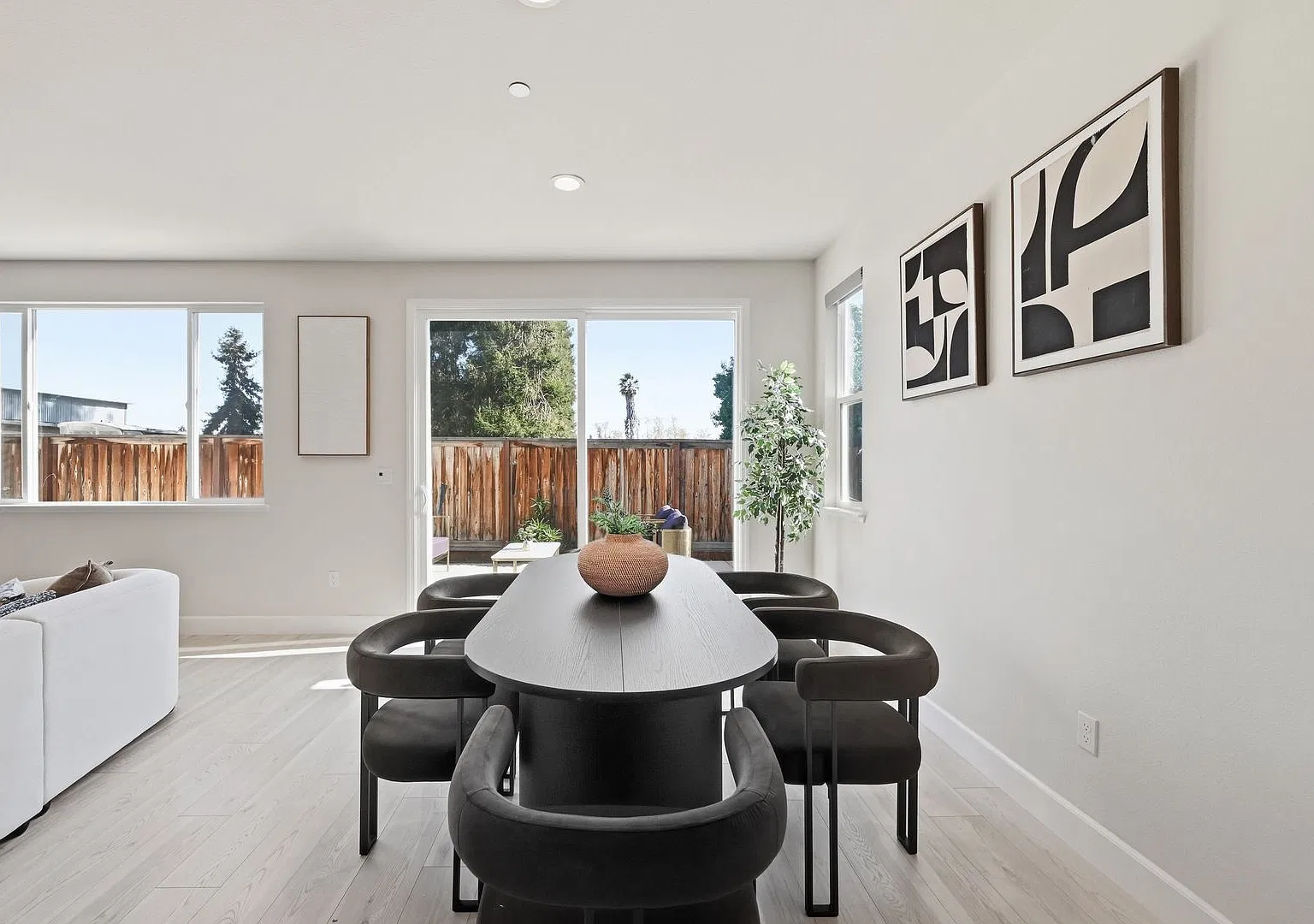Stunning 4 Bed #.5 Bath In Hayward — Photo 4