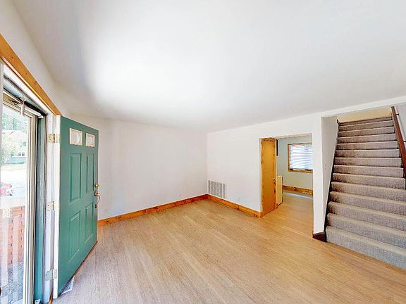 LIVING ROOM / ENTRY WAY