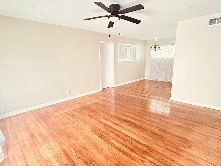 910 Saint Catherine Dr — Photo 2