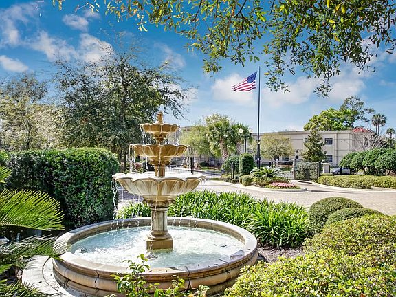 Such pretty landscaping!