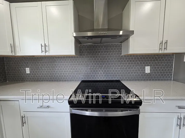 1908 E Lakeview — Photo 11
