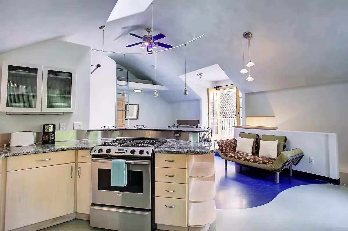 Studio, 750 sqft, $2,200 — Photo 4