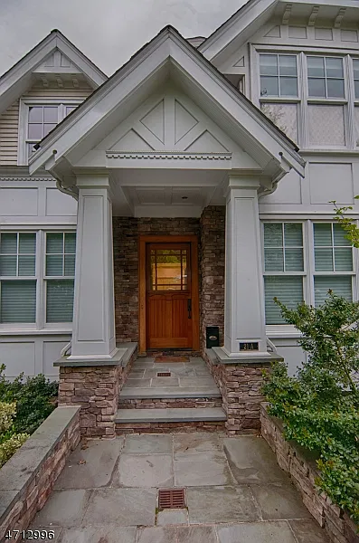 4 bed, 4.5 bath, 4122 sqft, $8,800 — Photo 3