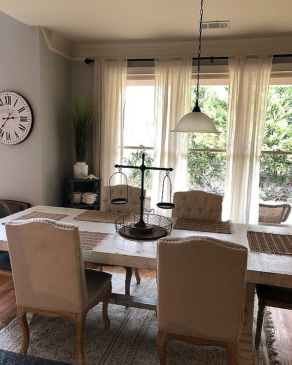 Kitchen eating space 