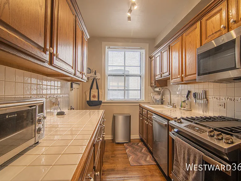 574 Sheridan Sq #2 — Photo 9
