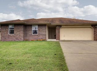 1129 N Hutchinson Ave, Springfield, MO 65803