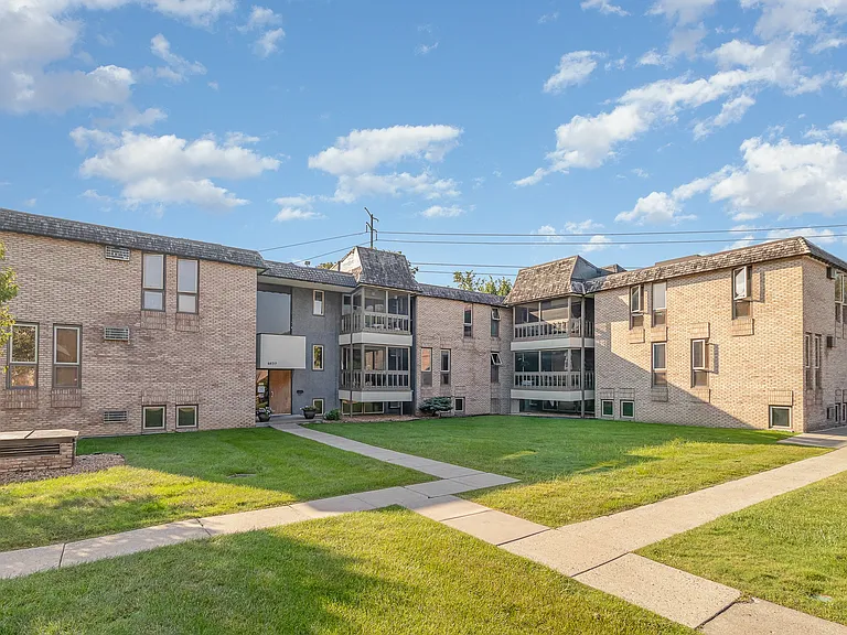 Golden Valley, MN Valley View Apartments | Exterior
