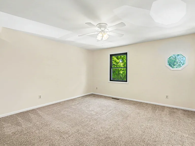 933 E Maple St — Photo 14