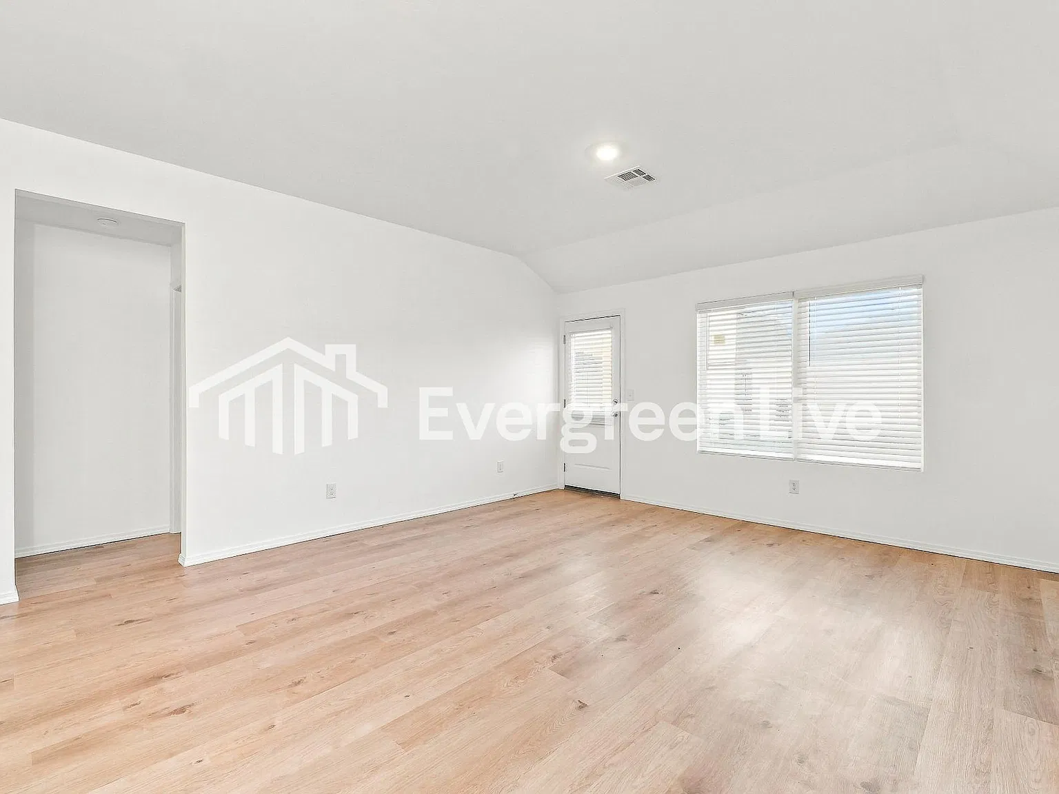 4 bed, 2.0 bath, 1459 sqft, $1,605 — Photo 4