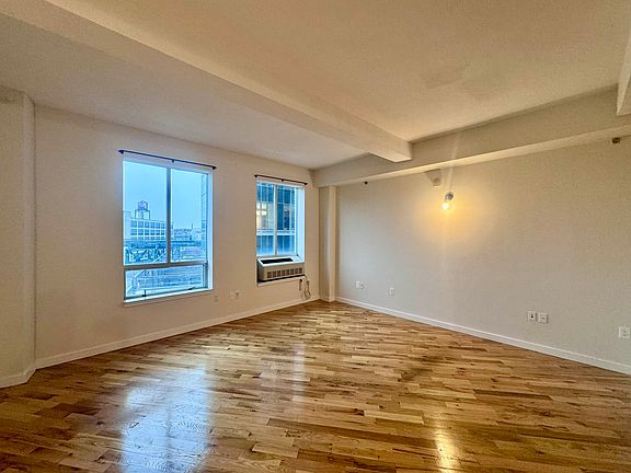3rd image of 2928 41st Ave APT 401