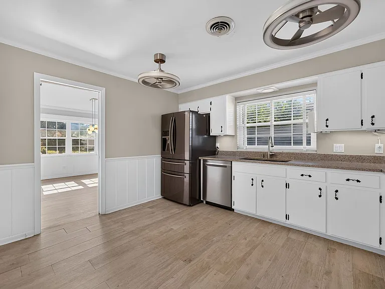 677 Selkirk Dr — Photo 16