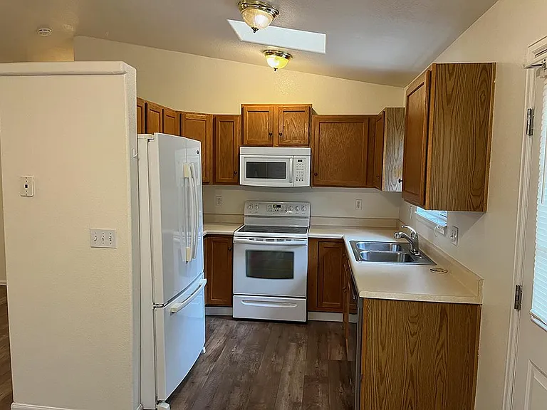 2555 Lyncrest Dr — Photo 3