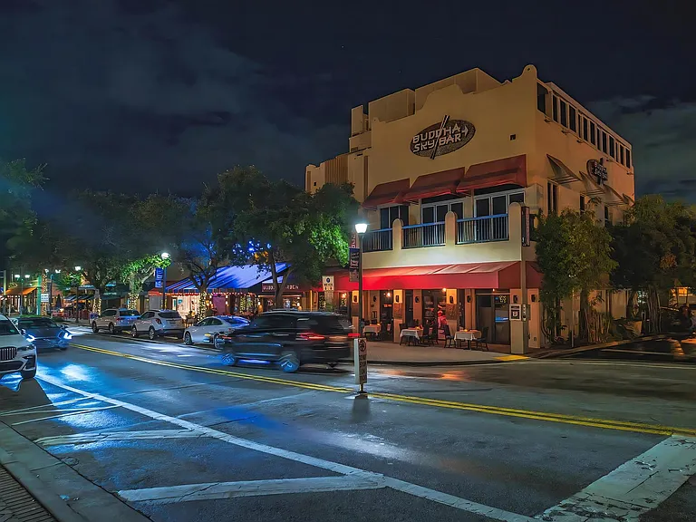 Nearby Nightlife with Restaurants and Bars Near South of Atlantic