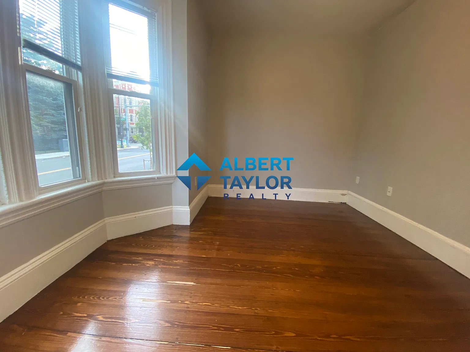 4 bed, 9999 sqft, $7,200 — Photo 2