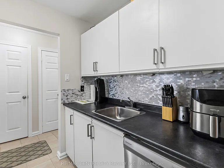 2230 Trafalgar St #121 — Photo 17
