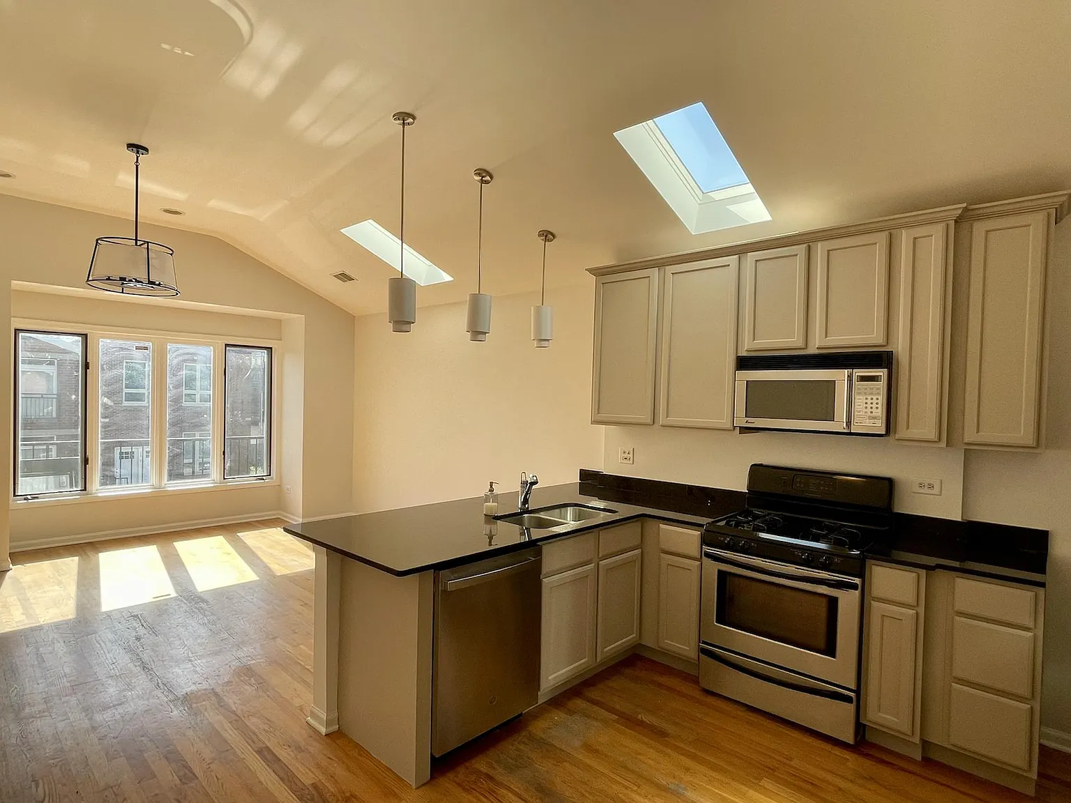 3 bed, 1300 sqft, $2,550 — Photo 1