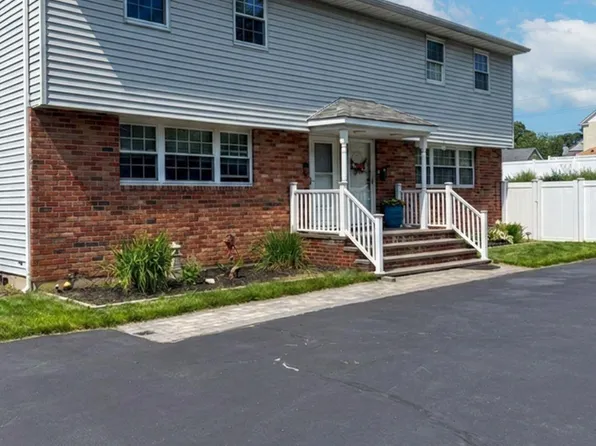 99 Washington St, East Islip, NY 11730