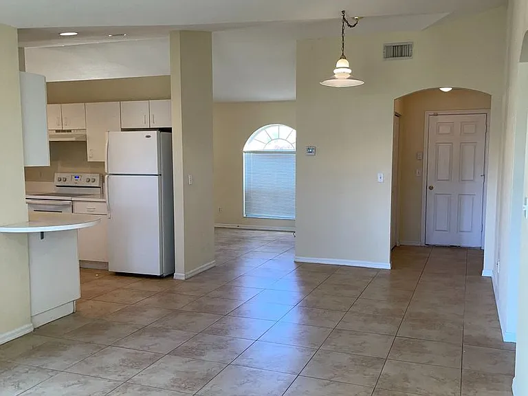 419 SW Meadow Ter — Photo 10