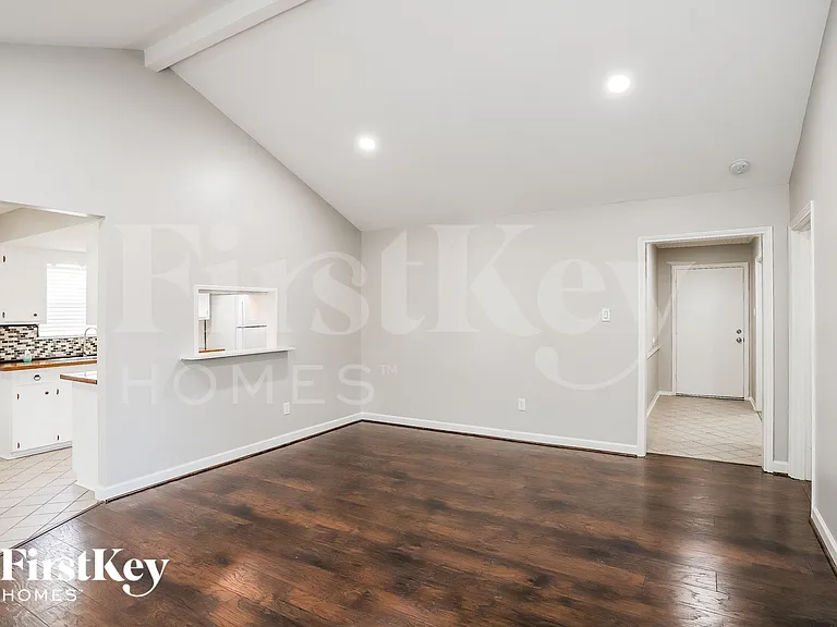 13914 Duncannon Dr — Photo 3