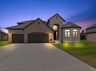 45190 Twin River Dr, Macomb, MI 48044