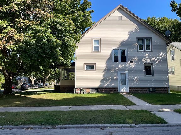 Side entry to west apartment