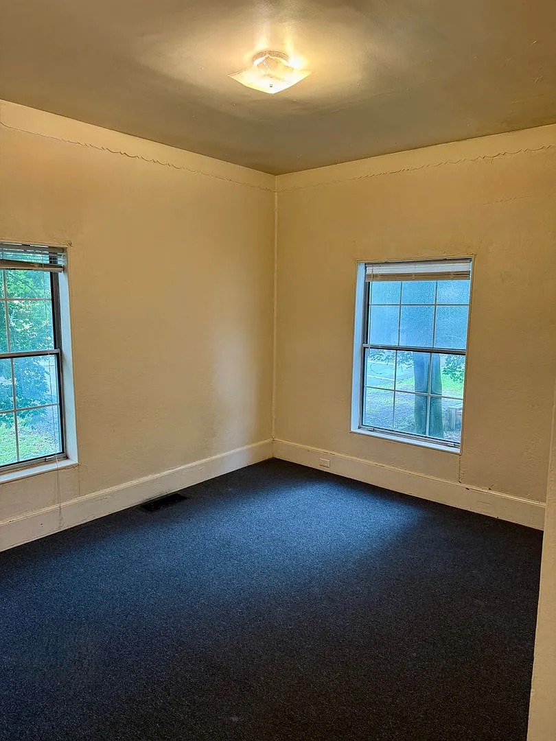 404 Center Ave — Photo 4