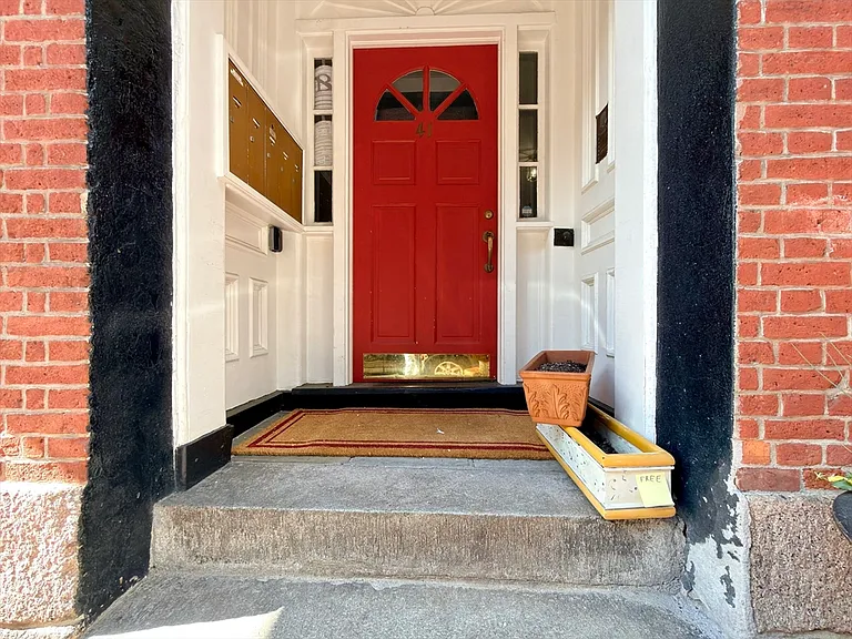 41 Pinckney St #B — Photo 2
