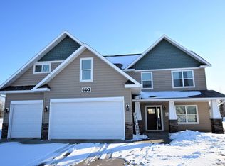 607 Maple Ln, Roseau, MN 56751