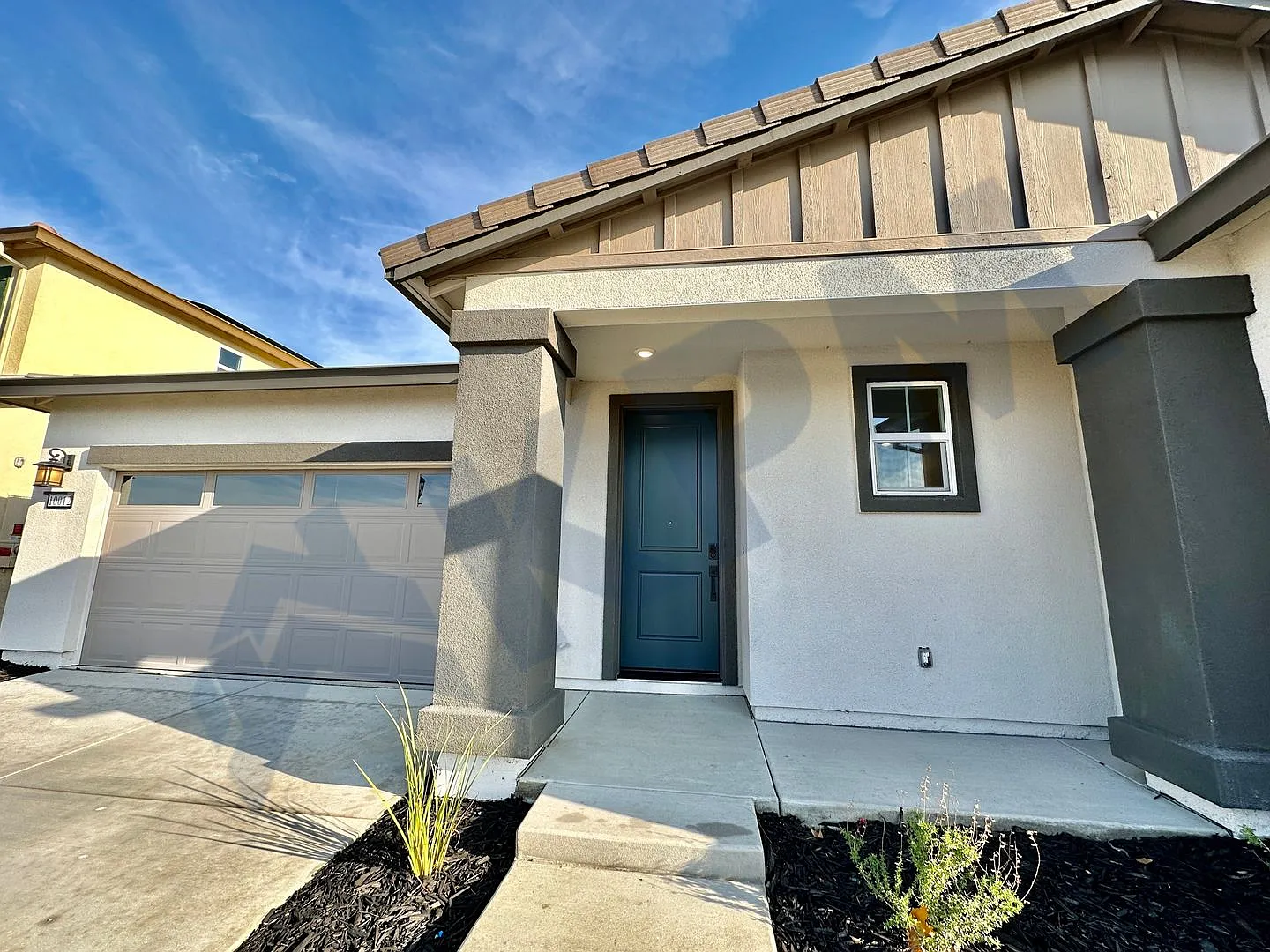 4 bed, 2.5 bath, 2054 sqft, $3,000 — Photo 2