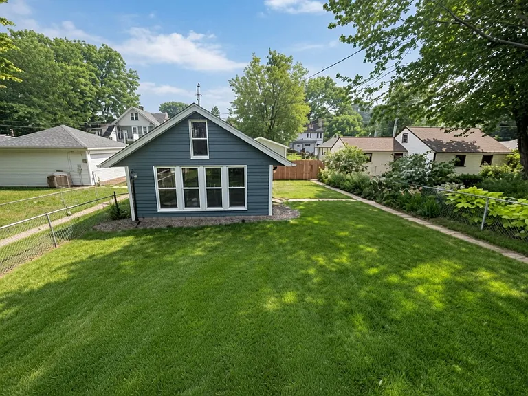 1720 Laurel Ave — Photo 3