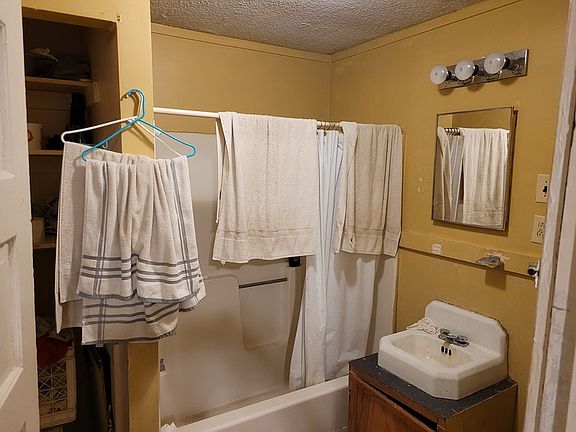 5th image of 128 Gordon Ave