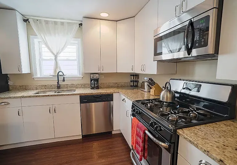 1916 W Roscoe St #2 — Photo 8